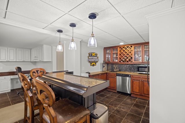 2910 N Addison Circle N, Rochester, MI 48306