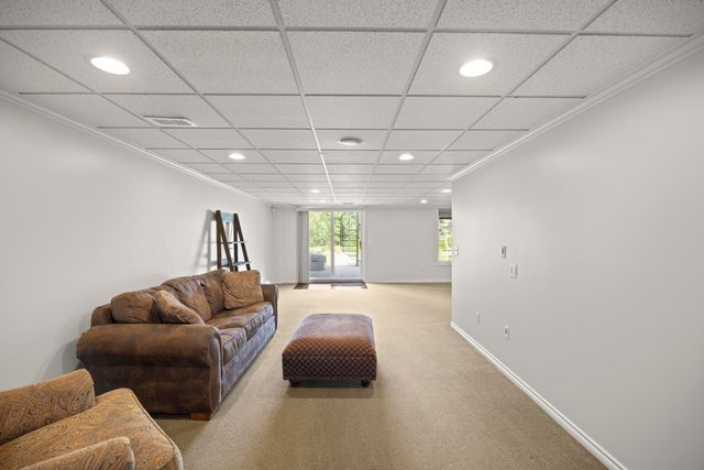 2910 N Addison Circle N, Rochester, MI 48306