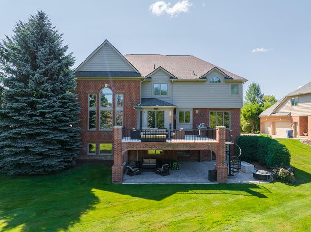 2910 N Addison Circle N, Rochester, MI 48306