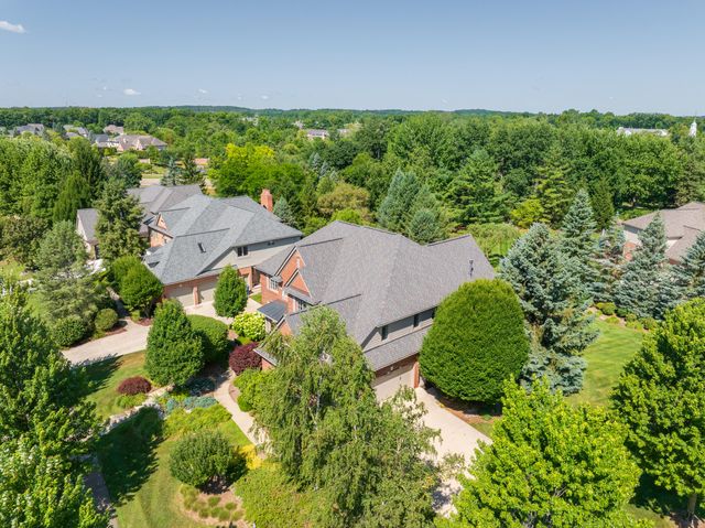 2910 N Addison Circle N, Rochester, MI 48306