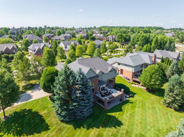 2910 N Addison Circle N, Rochester, MI 48306