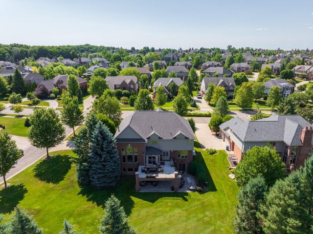 2910 N Addison Circle N, Rochester, MI 48306