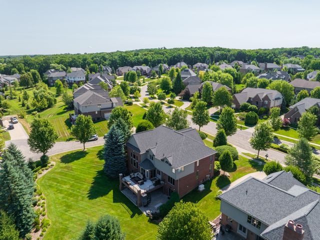 2910 N Addison Circle N, Rochester, MI 48306