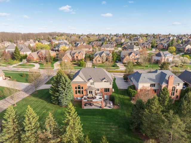 2910 N Addison Circle N, Rochester, MI 48306