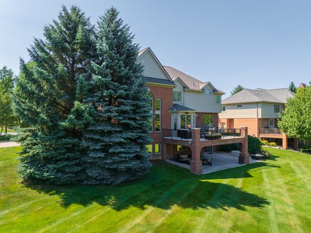 2910 N Addison Circle N, Rochester, MI 48306