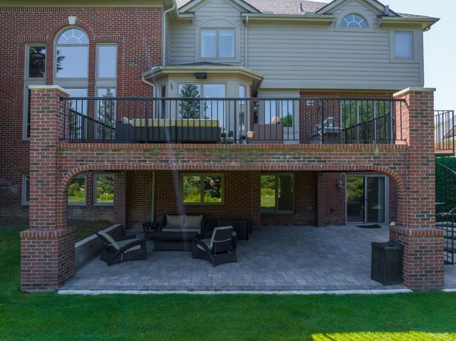2910 N Addison Circle N, Rochester, MI 48306