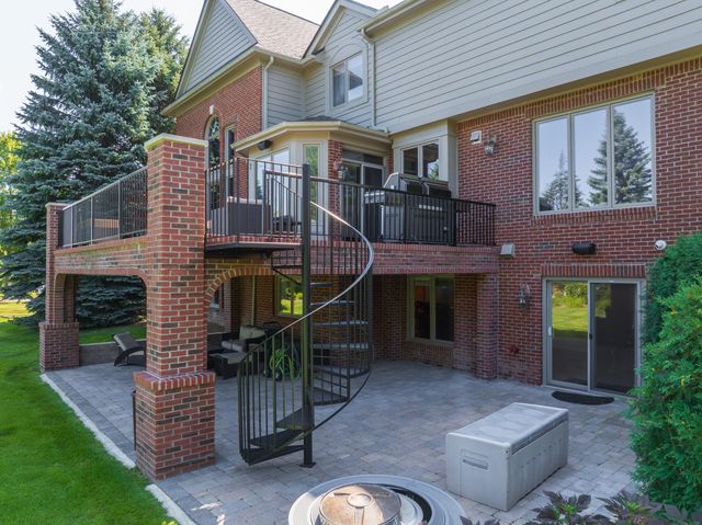 2910 N Addison Circle N, Rochester, MI 48306