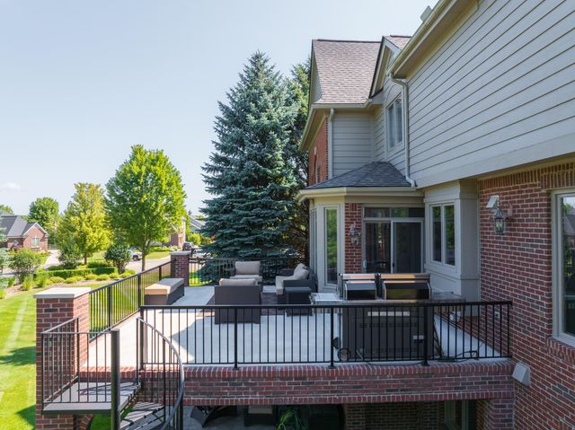 2910 N Addison Circle N, Rochester, MI 48306
