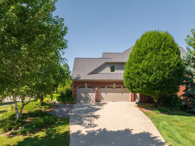 2910 N Addison Circle N, Rochester, MI 48306