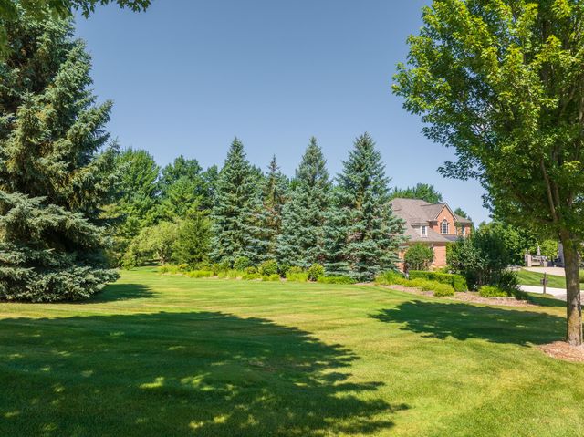 2910 N Addison Circle N, Rochester, MI 48306