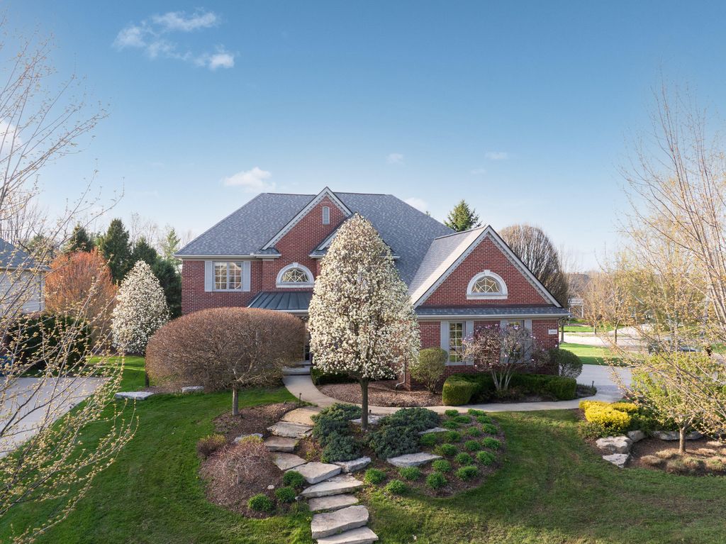 2910 N Addison Circle N, Rochester, MI 48306
