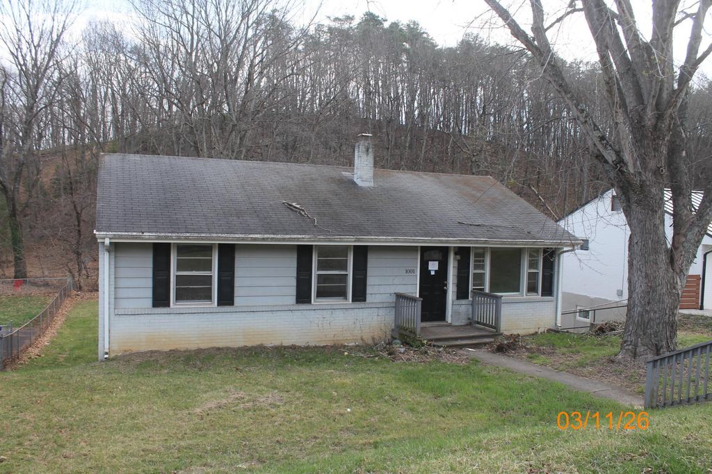 1001 Hartsook BLVD, Roanoke, VA 24014