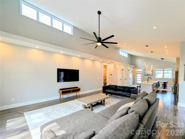 206 Flathouse Drive, Asheville, NC 28804