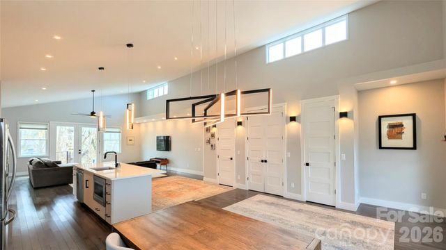 206 Flathouse Drive, Asheville, NC 28804