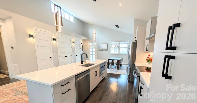 206 Flathouse Drive, Asheville, NC 28804