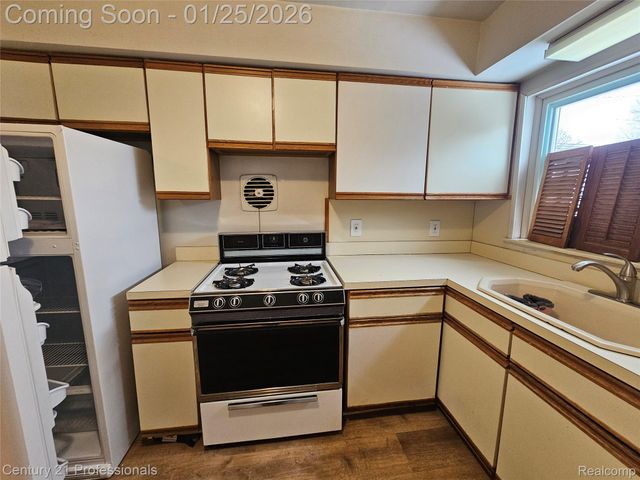 6582 Sterling Court, Garden City, MI 48135