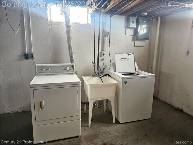 6582 Sterling Court, Garden City, MI 48135