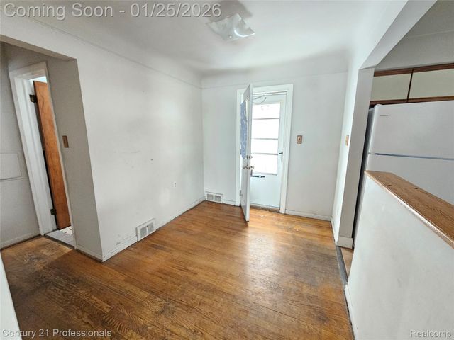 6582 Sterling Court, Garden City, MI 48135