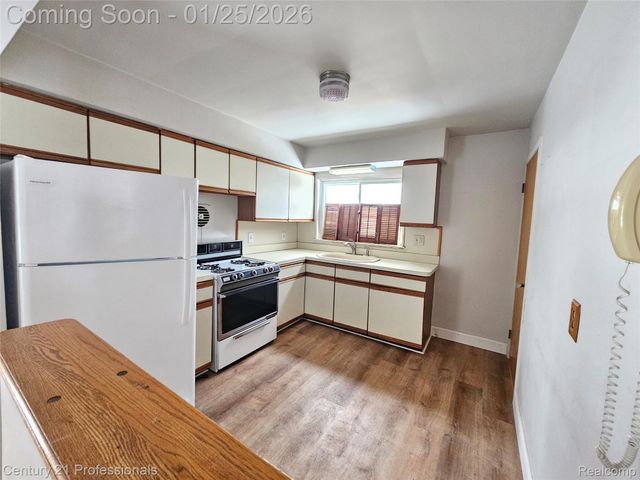 6582 Sterling Court, Garden City, MI 48135