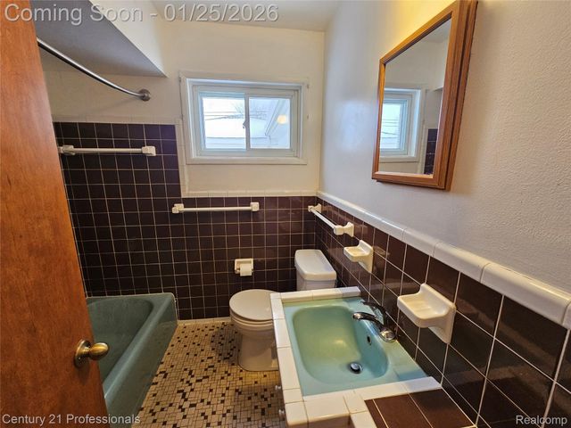 6582 Sterling Court, Garden City, MI 48135