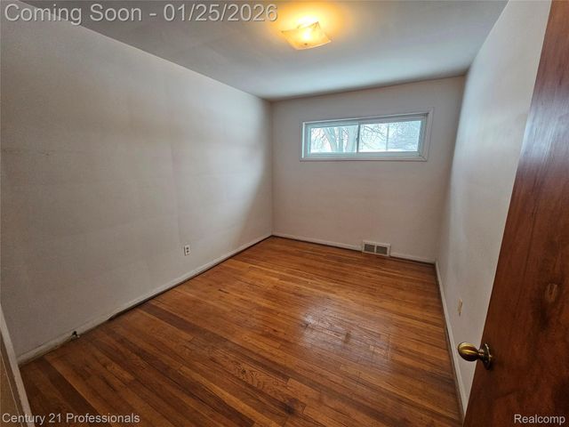 6582 Sterling Court, Garden City, MI 48135