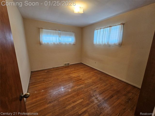 6582 Sterling Court, Garden City, MI 48135