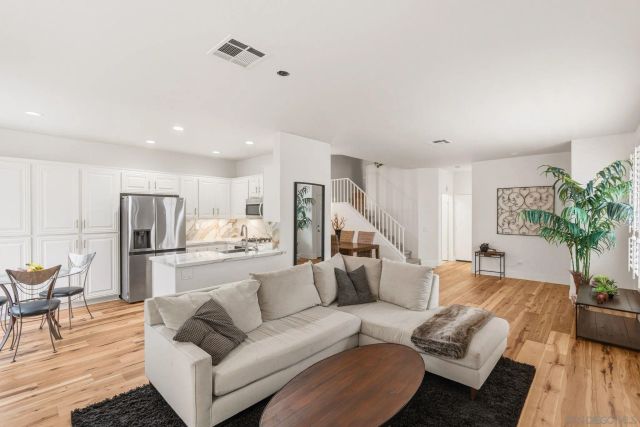 5572 Renaissance Ave. 3, San Diego, CA 92122