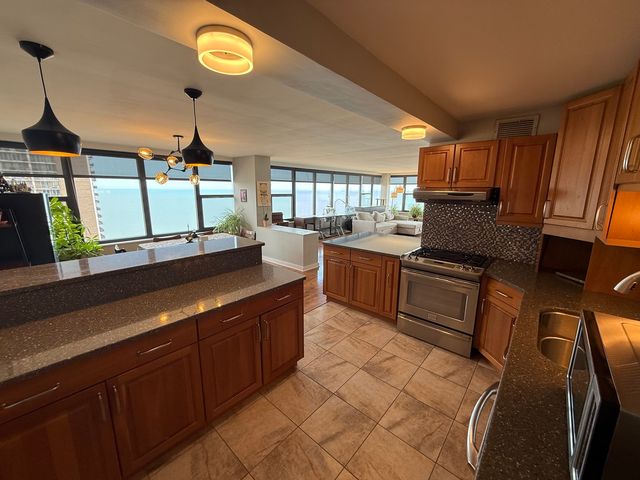 5801 N SHERIDAN Road 18C, Chicago, IL 60660