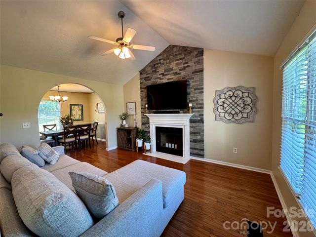 1688 Buffett Circle, Hickory, NC 28602