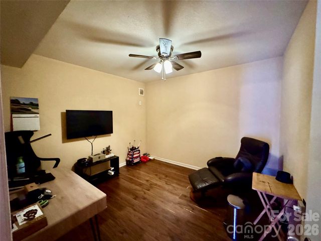 1688 Buffett Circle, Hickory, NC 28602