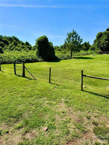 1688 Buffett Circle, Hickory, NC 28602