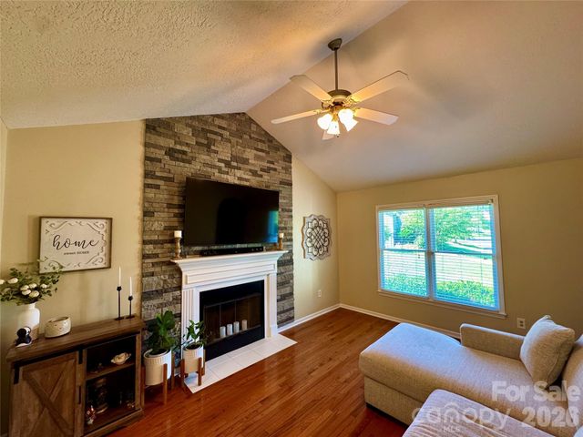 1688 Buffett Circle, Hickory, NC 28602