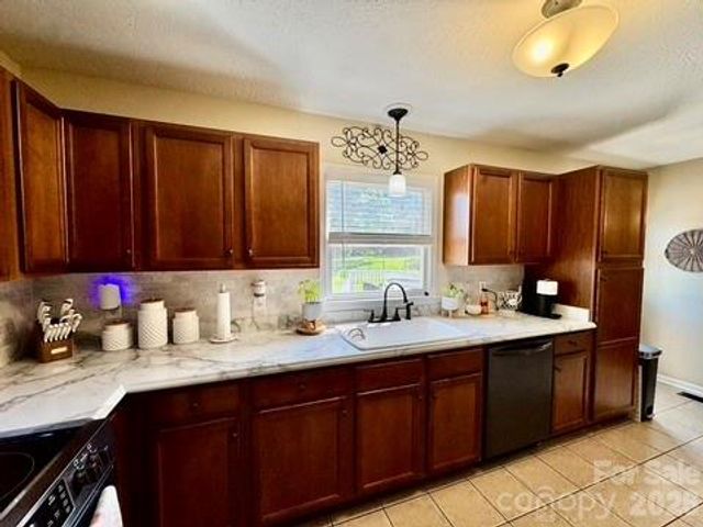 1688 Buffett Circle, Hickory, NC 28602