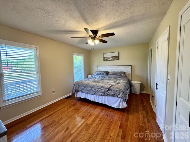 1688 Buffett Circle, Hickory, NC 28602