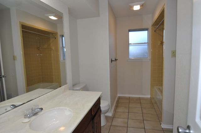 2610 W Highland Drive, Granbury, TX 76049