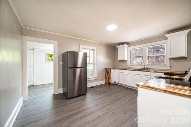 423 N Davis Avenue, Newton, NC 28658
