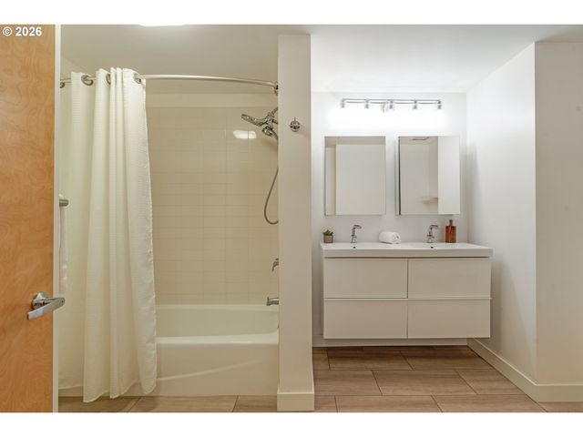 1030 Nw JOHNSON St 201, Portland, OR 97209