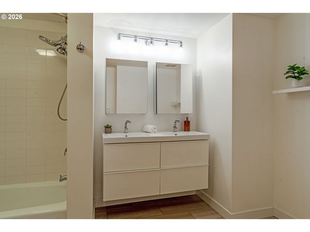 1030 Nw JOHNSON St 201, Portland, OR 97209