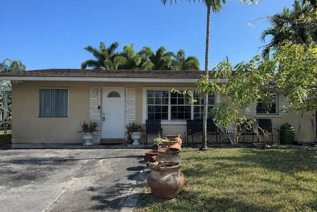 500 NE 59th Street, Oakland Park, FL 33334