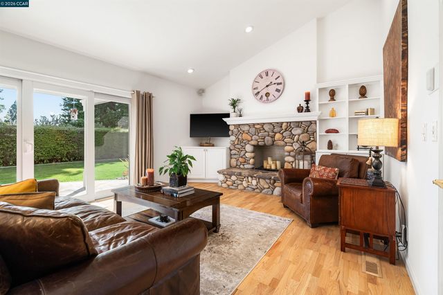 614 Thornhill Rd, Danville, CA 94526