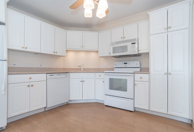 141 N La Grange Road 306, La Grange, IL 60525