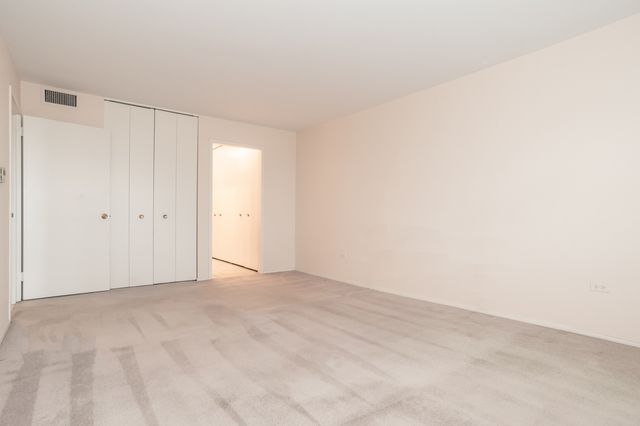 141 N La Grange Road 306, La Grange, IL 60525