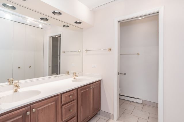 141 N La Grange Road 306, La Grange, IL 60525