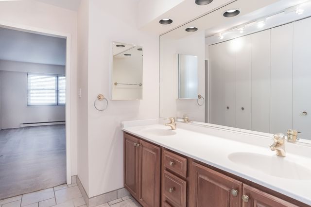 141 N La Grange Road 306, La Grange, IL 60525