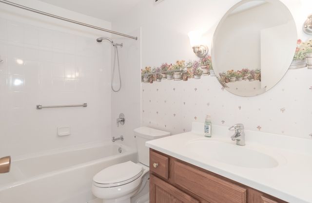 141 N La Grange Road 306, La Grange, IL 60525