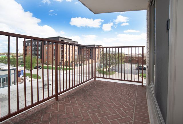 141 N La Grange Road 306, La Grange, IL 60525