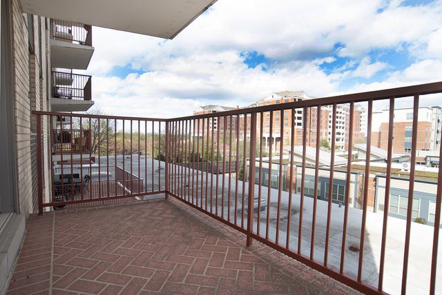 141 N La Grange Road 306, La Grange, IL 60525