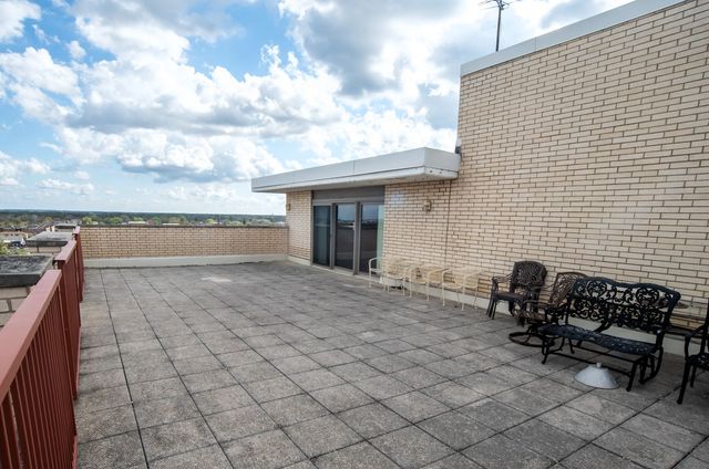 141 N La Grange Road 306, La Grange, IL 60525
