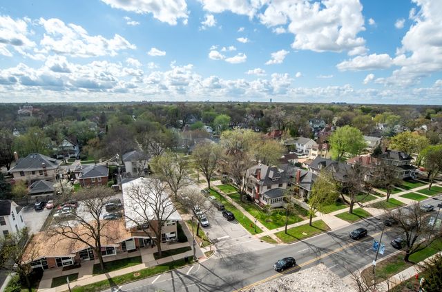 141 N La Grange Road 306, La Grange, IL 60525