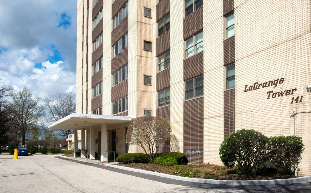 141 N La Grange Road 306, La Grange, IL 60525